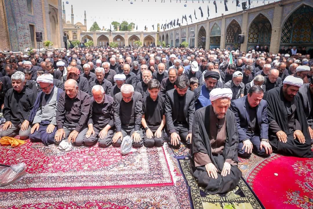 نماز ظهر تاسوعا به امامت آیت الله مظفری برگزار شد