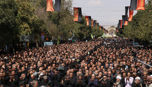 اقامه نماز ظهر عاشورا در خیابان شهدای قزوین