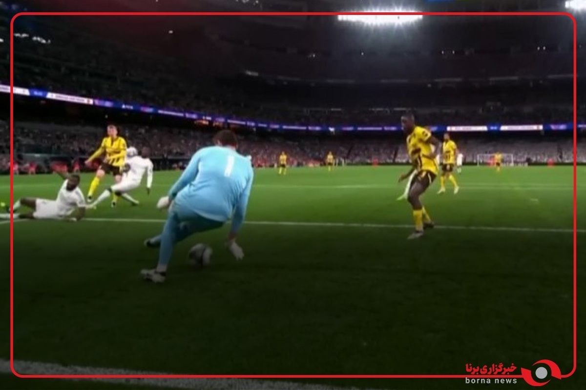 سیو نجات‌بخش تیبو کورتوآ در نمای پشت دروازه