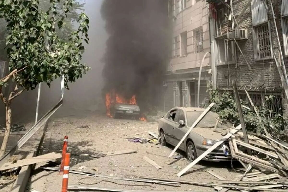 ارزیابی خسارت خودروهای آسیب‌دیده در جنگ ۱۲ روزه از سوی بیمه ایران