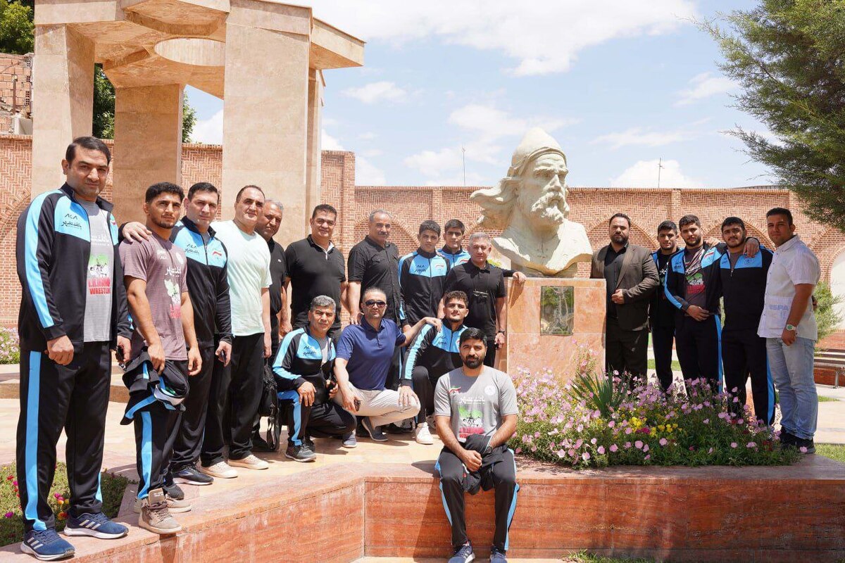 شاگردان غلام محمدی بر سر مزار دو اسطوره ایران