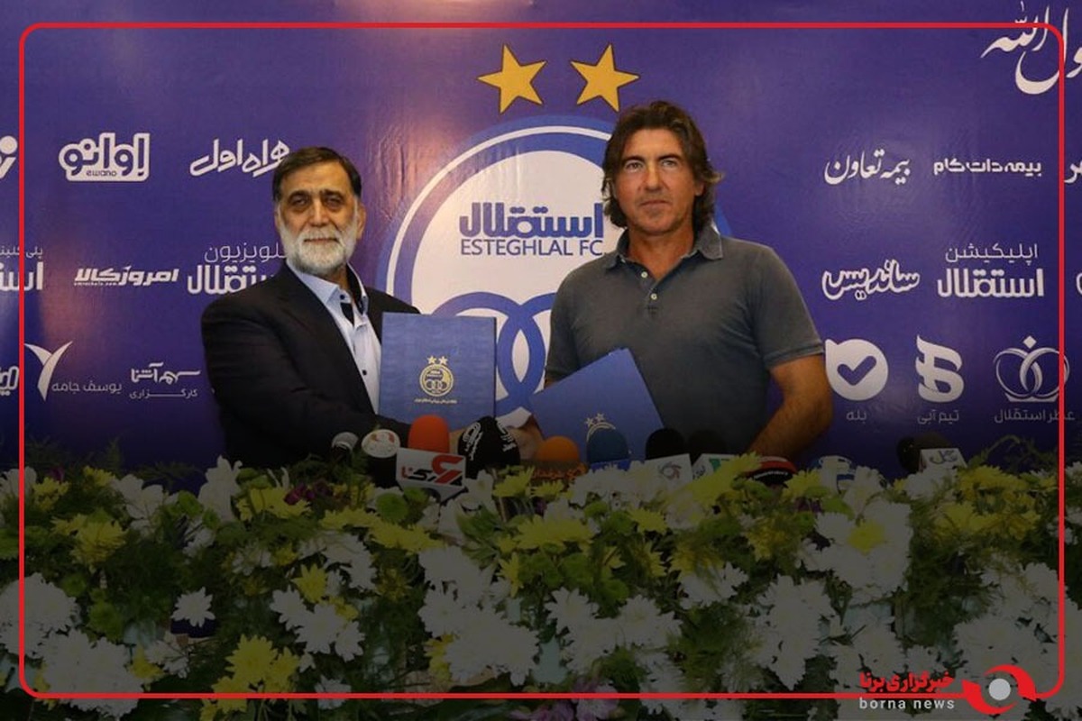 لحظه امضای قرارداد و اهدای نمادین پیراهن استقلال به ساپینتو