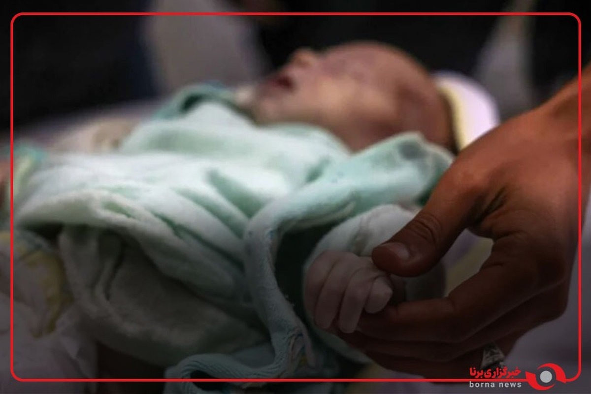 تلاش امدادگر فلسطینی برای نجات و احیای نوزاد در حین رانندگی