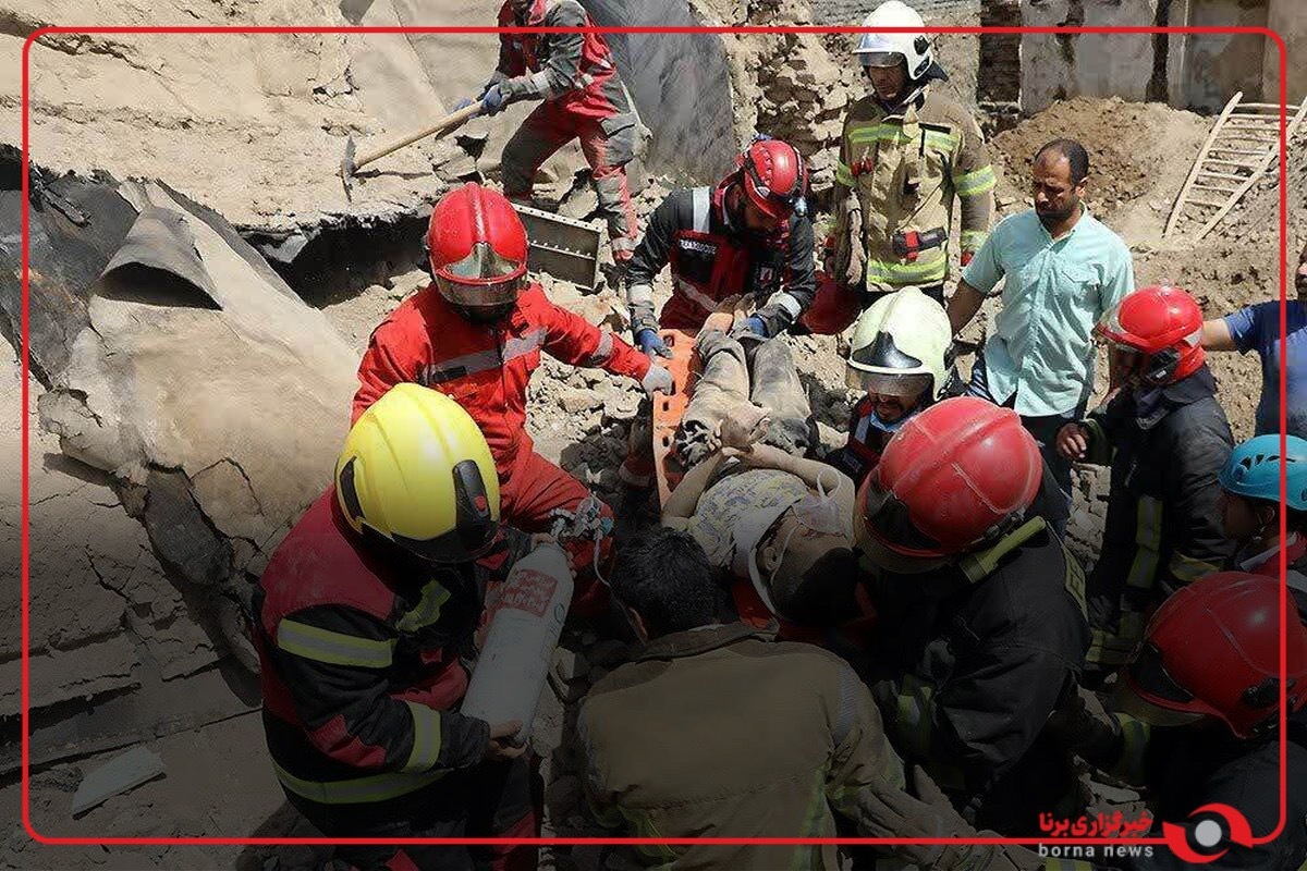 تصاویر نجات جوانی که زیر آوار نگران آتش‌نشانان بود که مبادا هدف حمله بعدی اسرائیل قرار بگیرند
