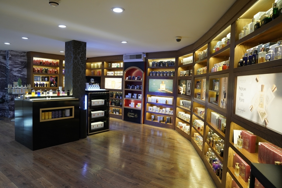 راهنمای خرید عطر بر اساس فصل برای خانم‌ها و آقایان