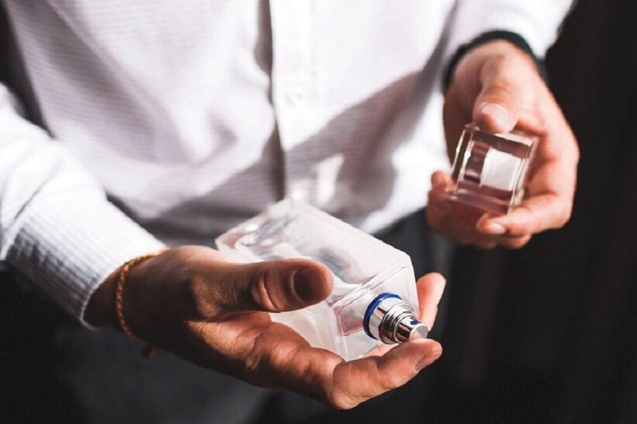 راهنمای خرید عطر بر اساس فصل برای خانم‌ها و آقایان