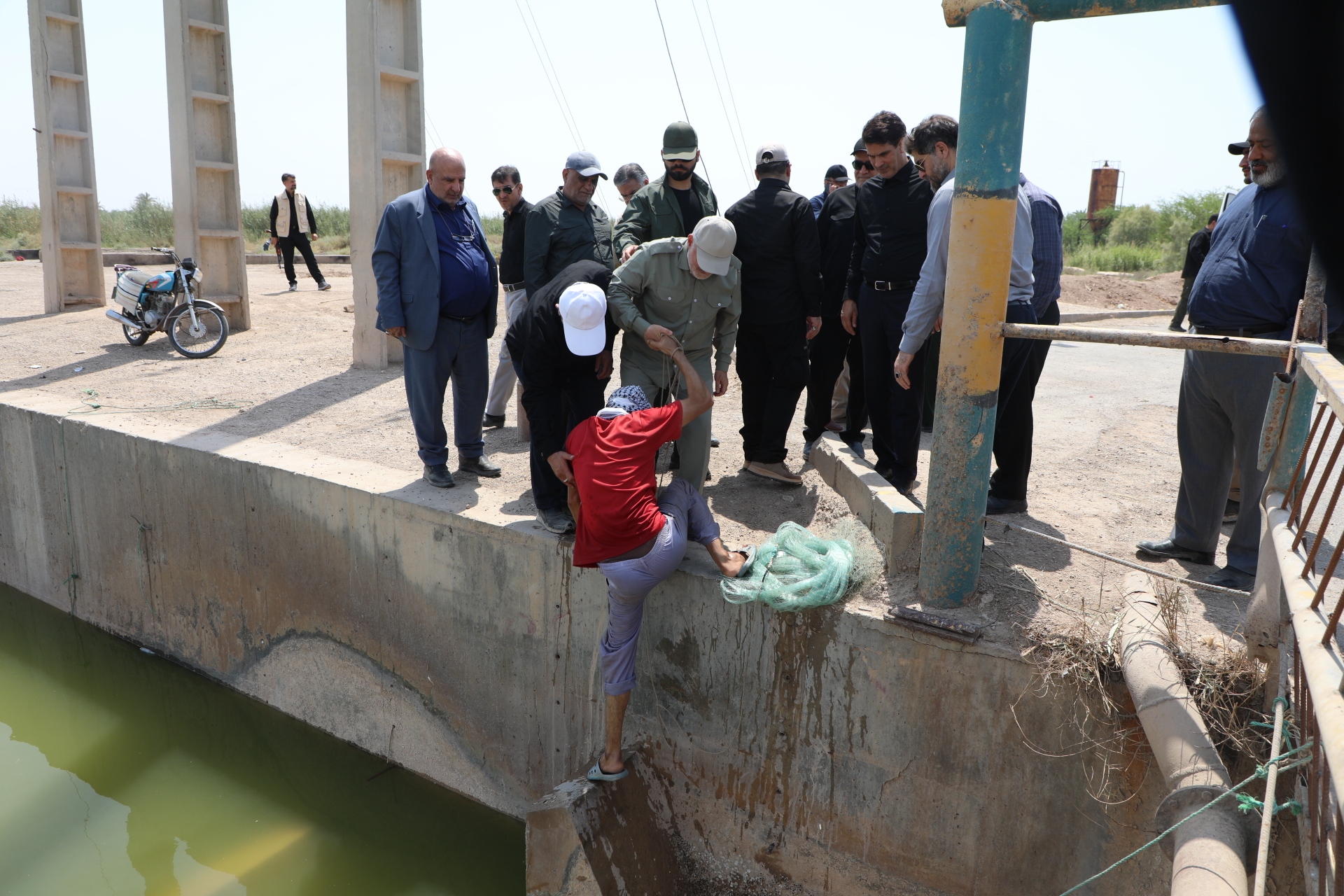 استاندار خوزستان هشدار داد: ضرورت مدیریت کشت در بالا دست برای پیشگیری از بحران آب شور در آبادان و خرمشهر / مشوق‌های لازم به کشاورزانی که الگوی کشت را رعایت کرده اند پرداخت خواهد شد