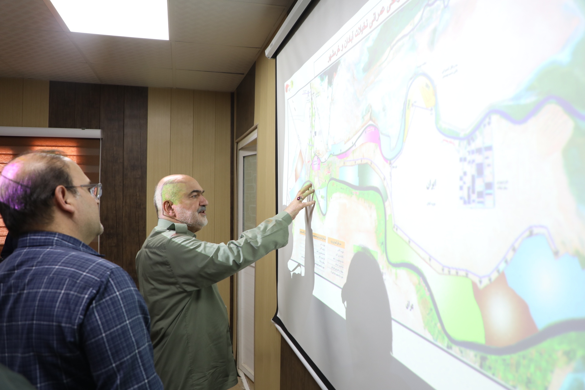 استاندار خوزستان هشدار داد: ضرورت مدیریت کشت در بالا دست برای پیشگیری از بحران آب شور در آبادان و خرمشهر / مشوق‌های لازم به کشاورزانی که الگوی کشت را رعایت کرده اند پرداخت خواهد شد