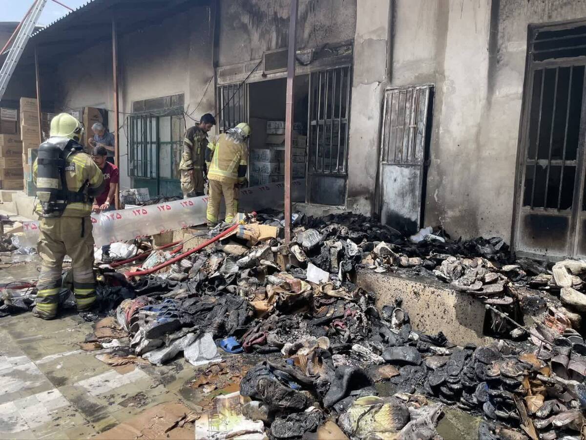 آتش سوزی هولناک انبار کفش در بازار تهران