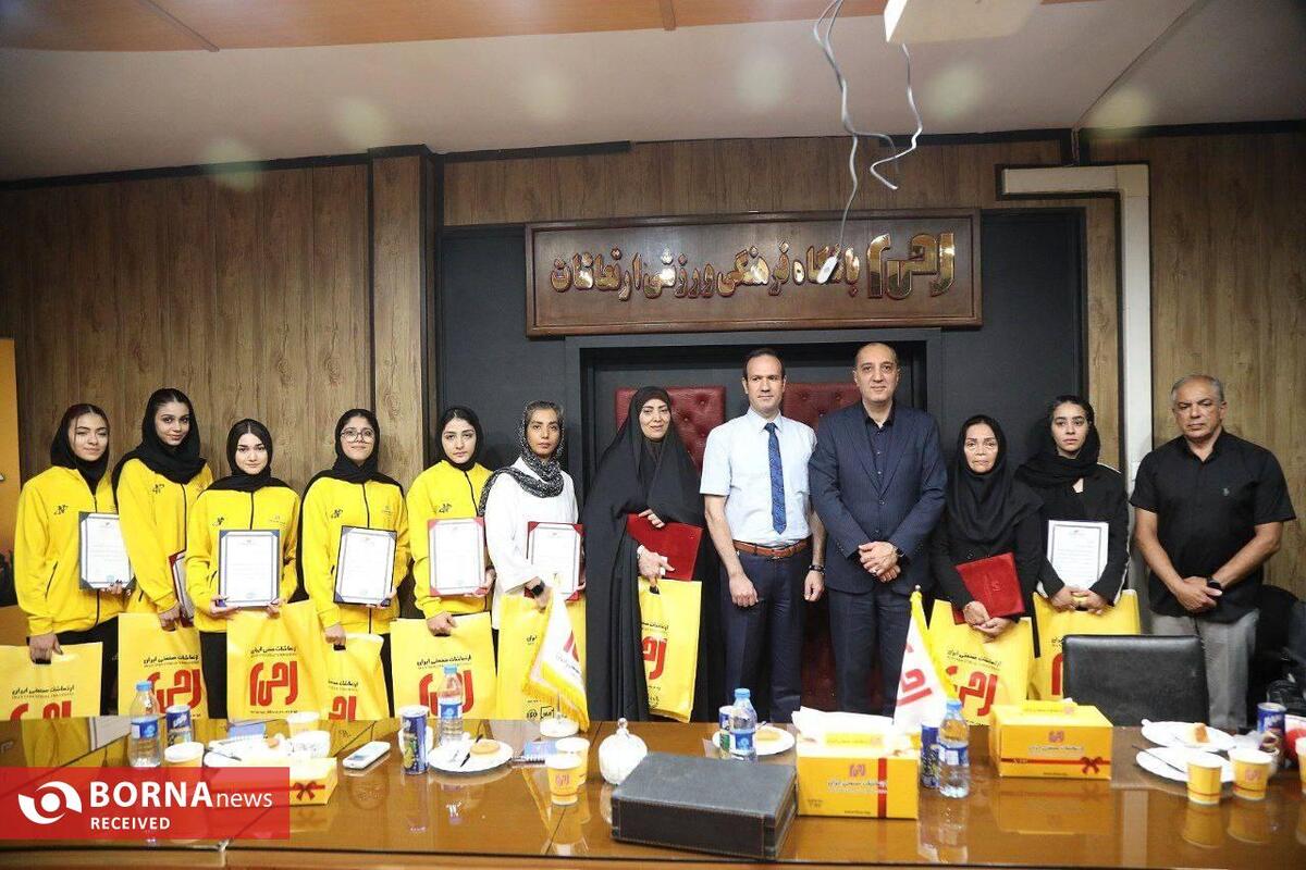 تقدیر ازقهرمانان رده سنی شناگر بانوان با حضور رییس هیئت ورزشهای آبی و مدیرعامل شرکت ارتعاشات صنعتی ایران