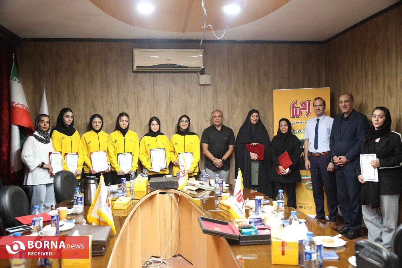 تقدیر ازقهرمانان رده سنی شناگر بانوان با حضور رییس هیئت ورزشهای آبی و مدیرعامل شرکت ارتعاشات صنعتی ایران تقدیر ازقهرمانان رده سنی شناگر بانوان با حضور رییس هیئت ورزشهای آبی و مدیرعامل شرکت ارتعاشات صنعتی ایران