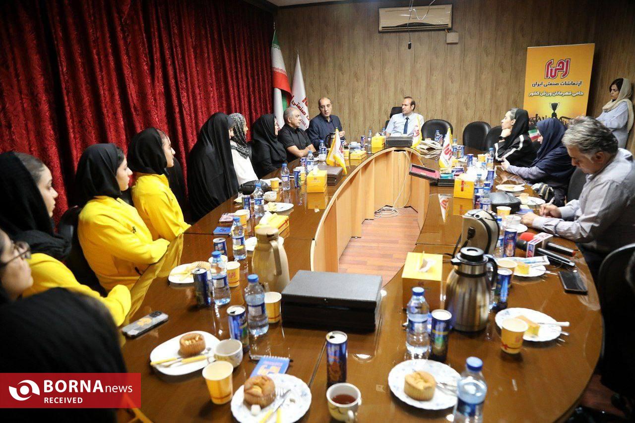 تقدیر ازقهرمانان رده سنی شناگر بانوان با حضور رییس هیئت ورزشهای آبی و مدیرعامل شرکت ارتعاشات صنعتی ایران تقدیر ازقهرمانان رده سنی شناگر بانوان با حضور رییس هیئت ورزشهای آبی و مدیرعامل شرکت ارتعاشات صنعتی ایران