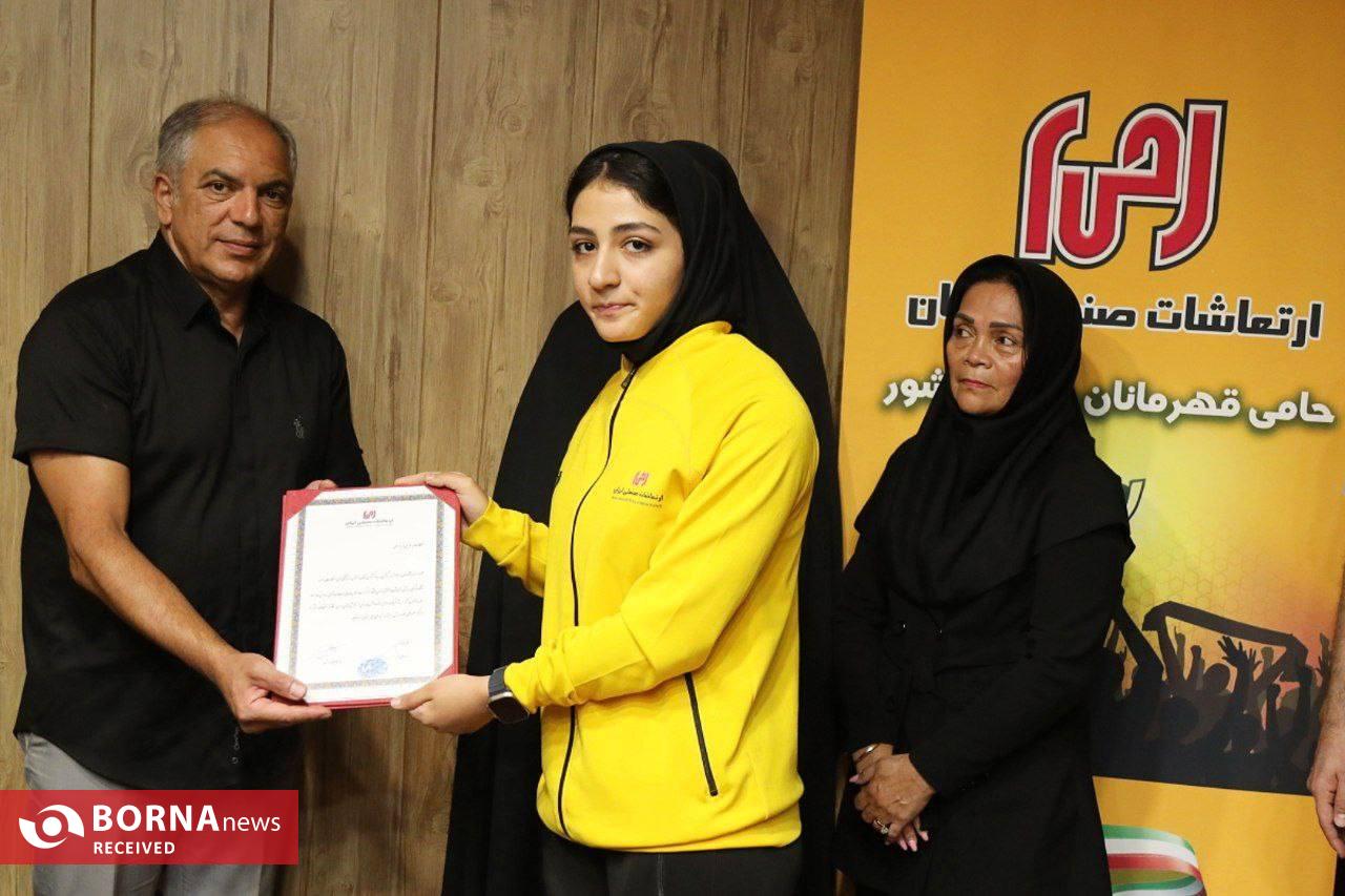 تقدیر ازقهرمانان رده سنی شناگر بانوان با حضور رییس هیئت ورزشهای آبی و مدیرعامل شرکت ارتعاشات صنعتی ایران تقدیر ازقهرمانان رده سنی شناگر بانوان با حضور رییس هیئت ورزشهای آبی و مدیرعامل شرکت ارتعاشات صنعتی ایران