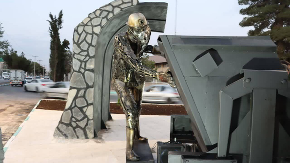 تندیس «مرد معدنچی» در کرمان رونمایی شد