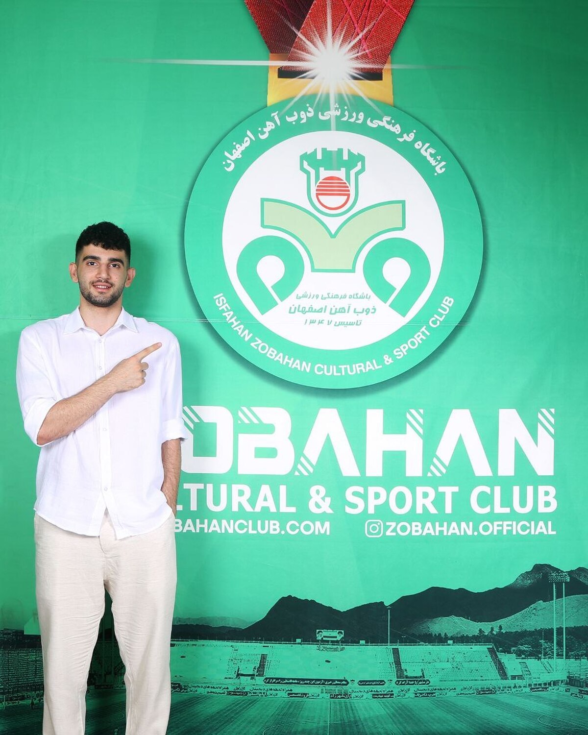 حسینی فر سه‌ساله با گاندوها تمدید کرد