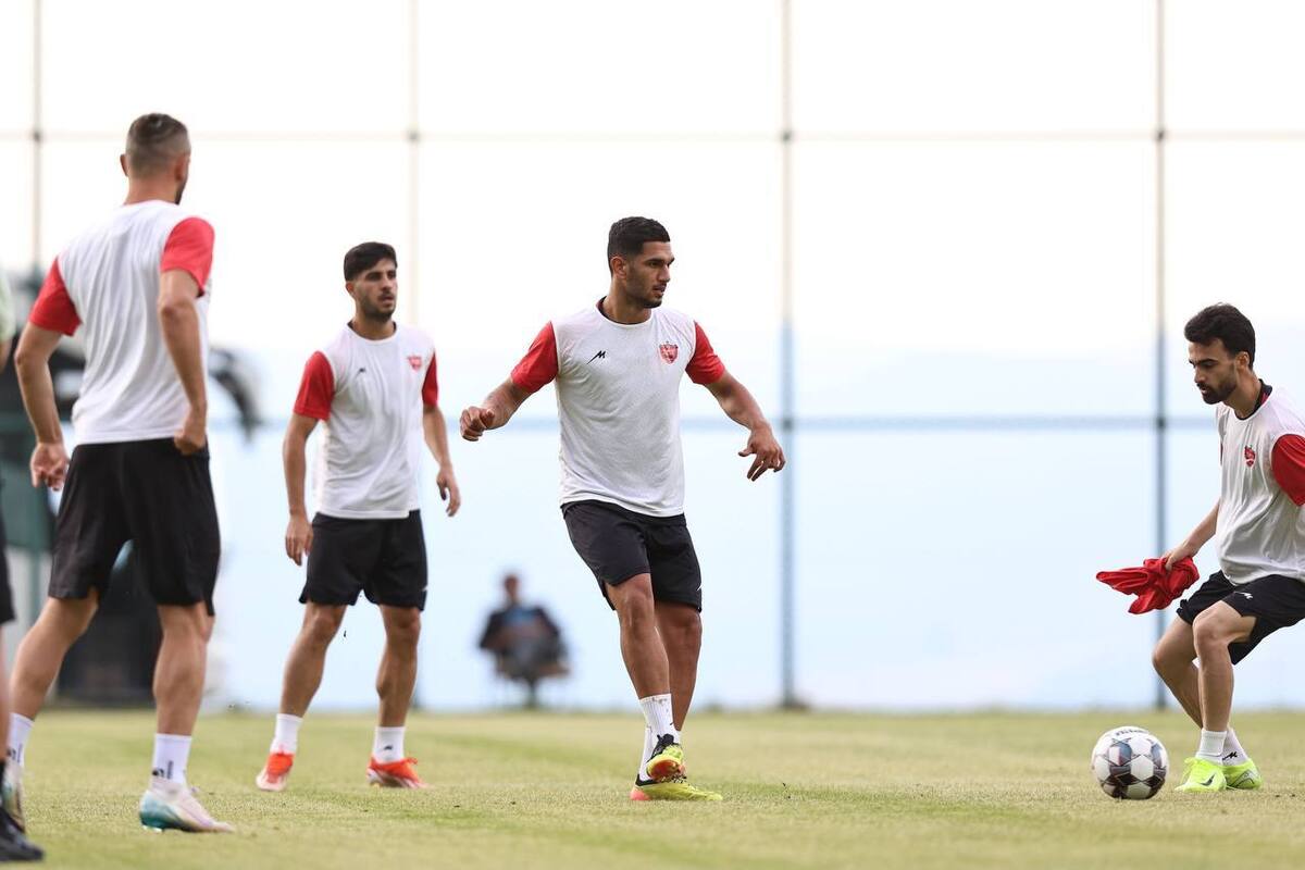 تمرین ۸۰ دقیقه‌ای سرخپوشان زیر بارش باران