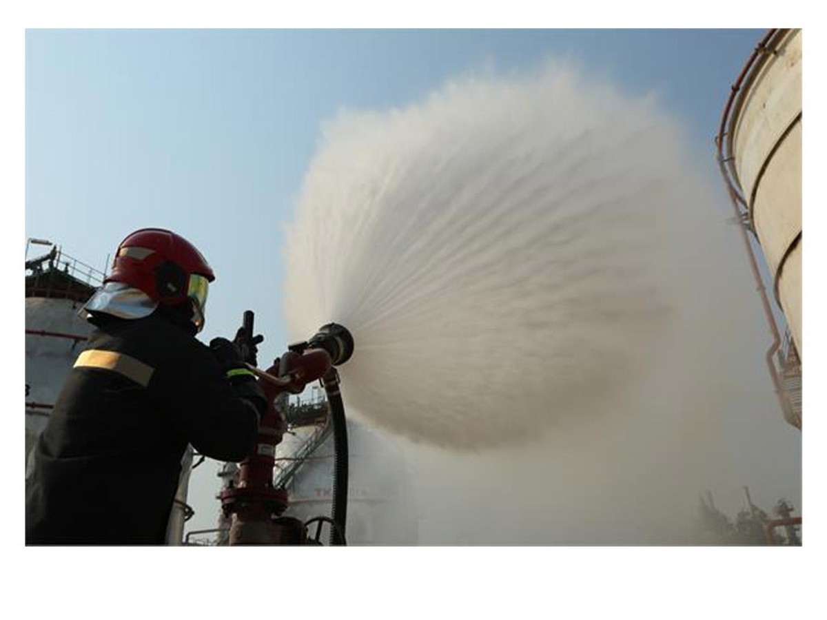 مهار آتش سوزی جزئی در پتروشیمی شازند