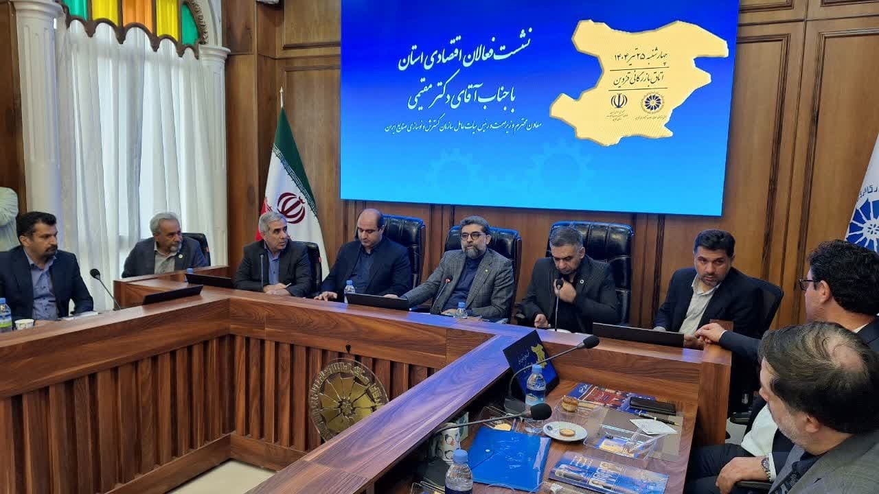 مشکلات صنعتگران استان قزوین را در مرکز پیگیری و حل می کنیم