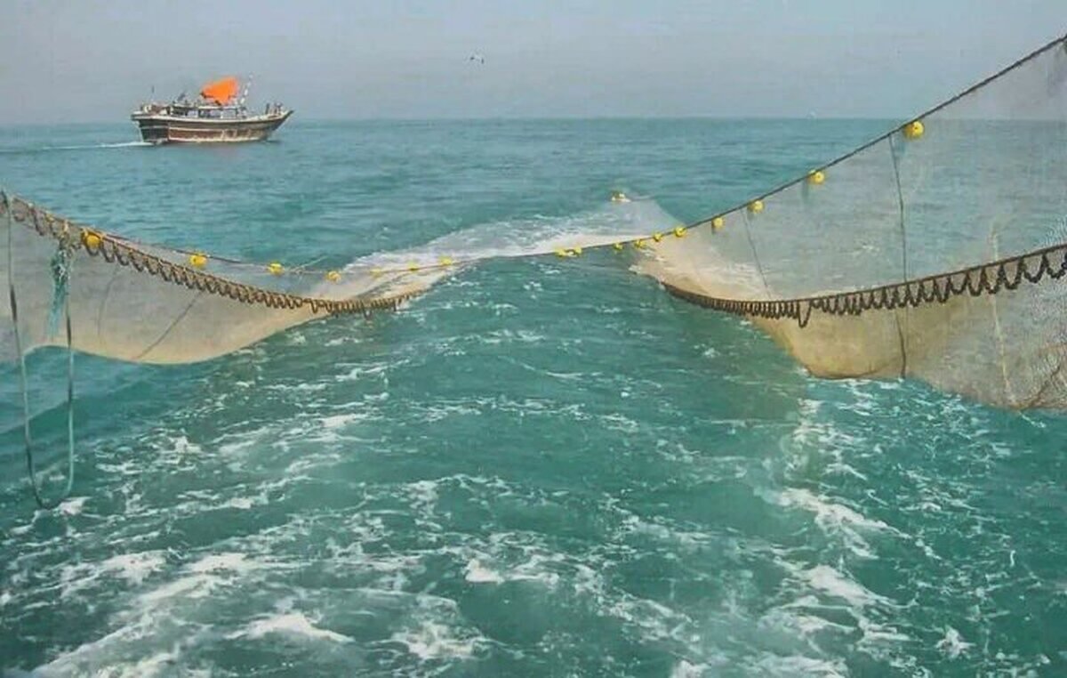 توقیف یک فروند لنج مجهز به ادوات صید ترال غیرمجاز در شرق جاسک