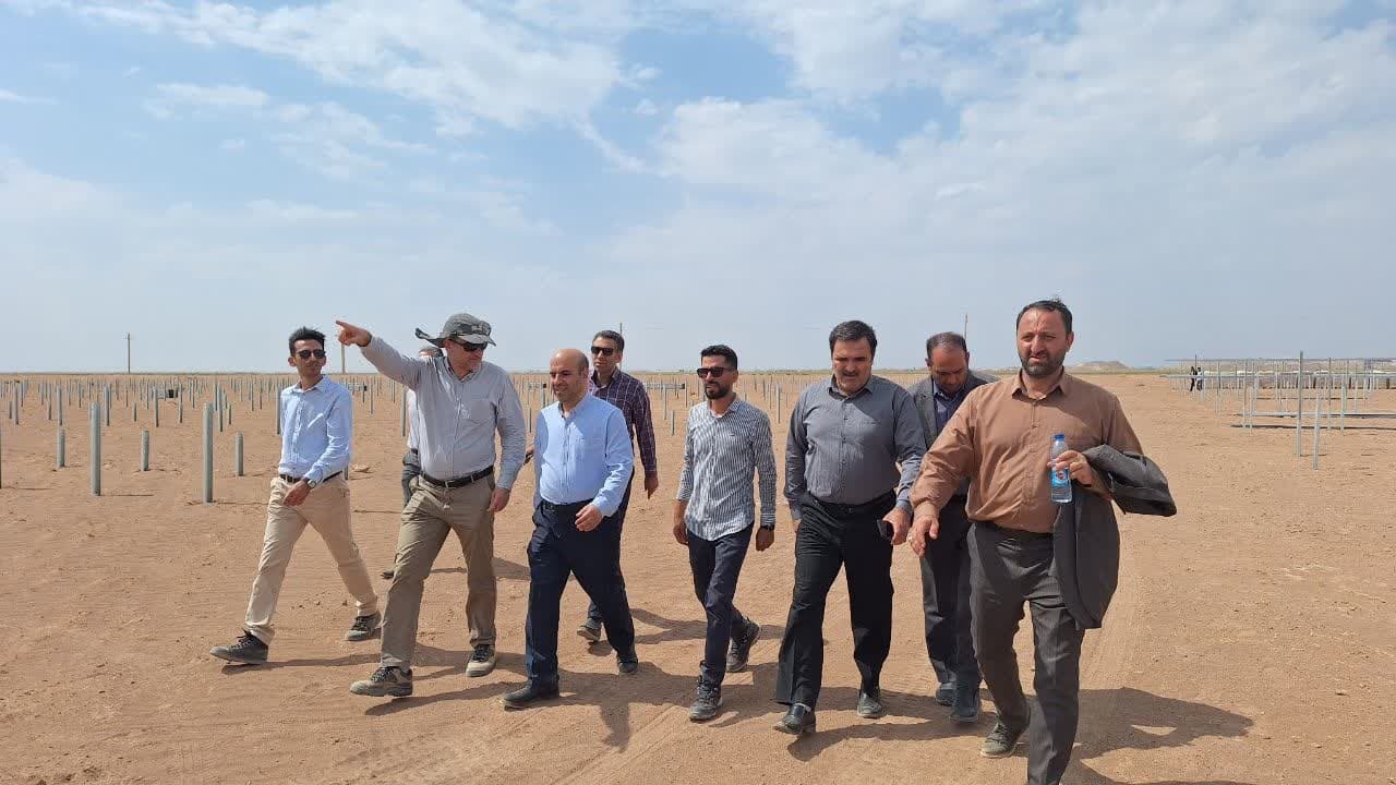 معاون وزیر از نیروگاه خورشیدی در دست ساخت در پاپلی بویین زهرا بازدید کرد