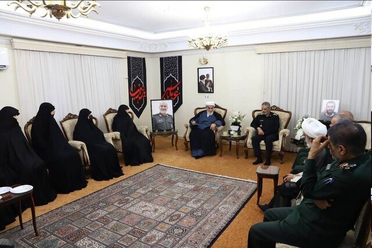 حضور رئیس‌ دفتر رهبری و رئیس ستادکل نیروهای مسلح در منزل شهید سلامی