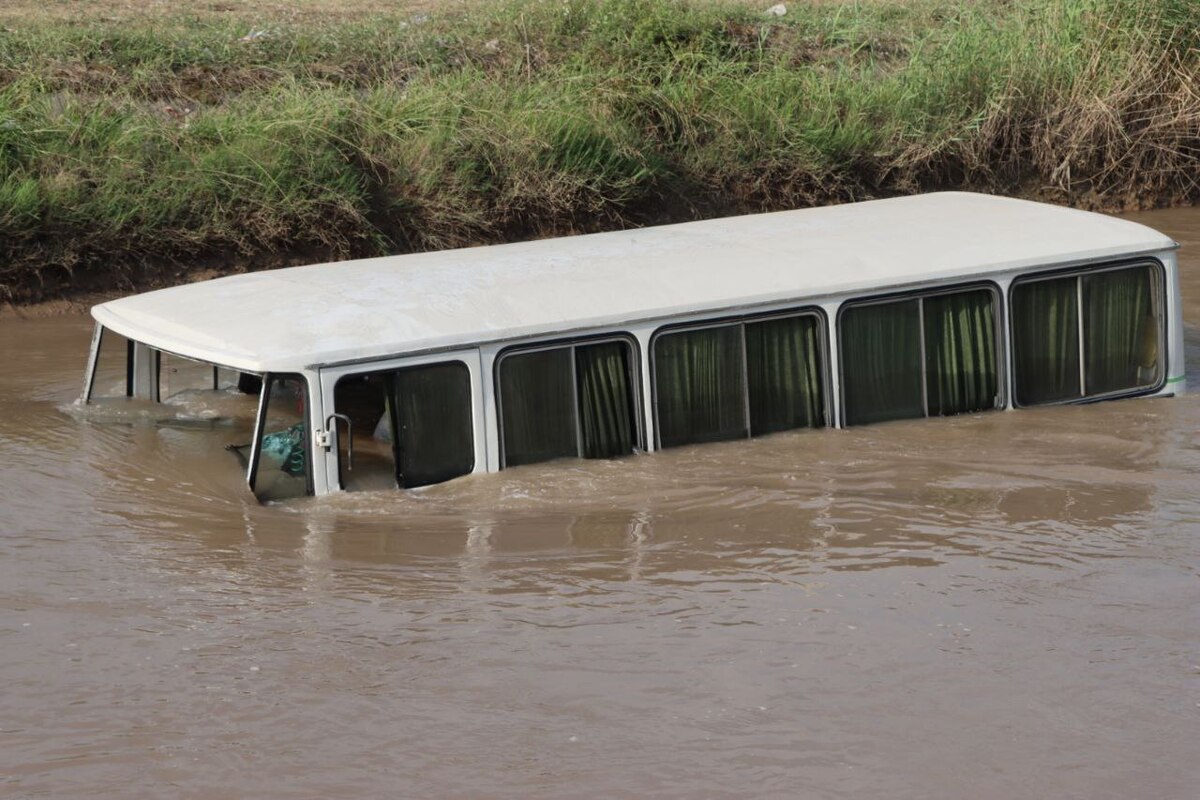 امدادرسانی سریع شهروندان و آتش‌نشانان در پی سقوط خودرو به کانال آب شهر صنعتی لاکان