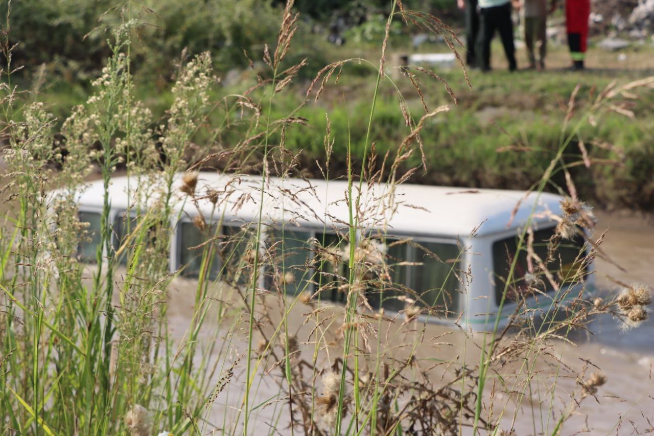 امدادرسانی سریع شهروندان و آتشنشانان در پی سقوط خودرو به کانال آب شهر صنعتی لاکان امدادرسانی سریع شهروندان و آتشنشانان در پی سقوط خودرو به کانال آب شهر صنعتی لاکان
