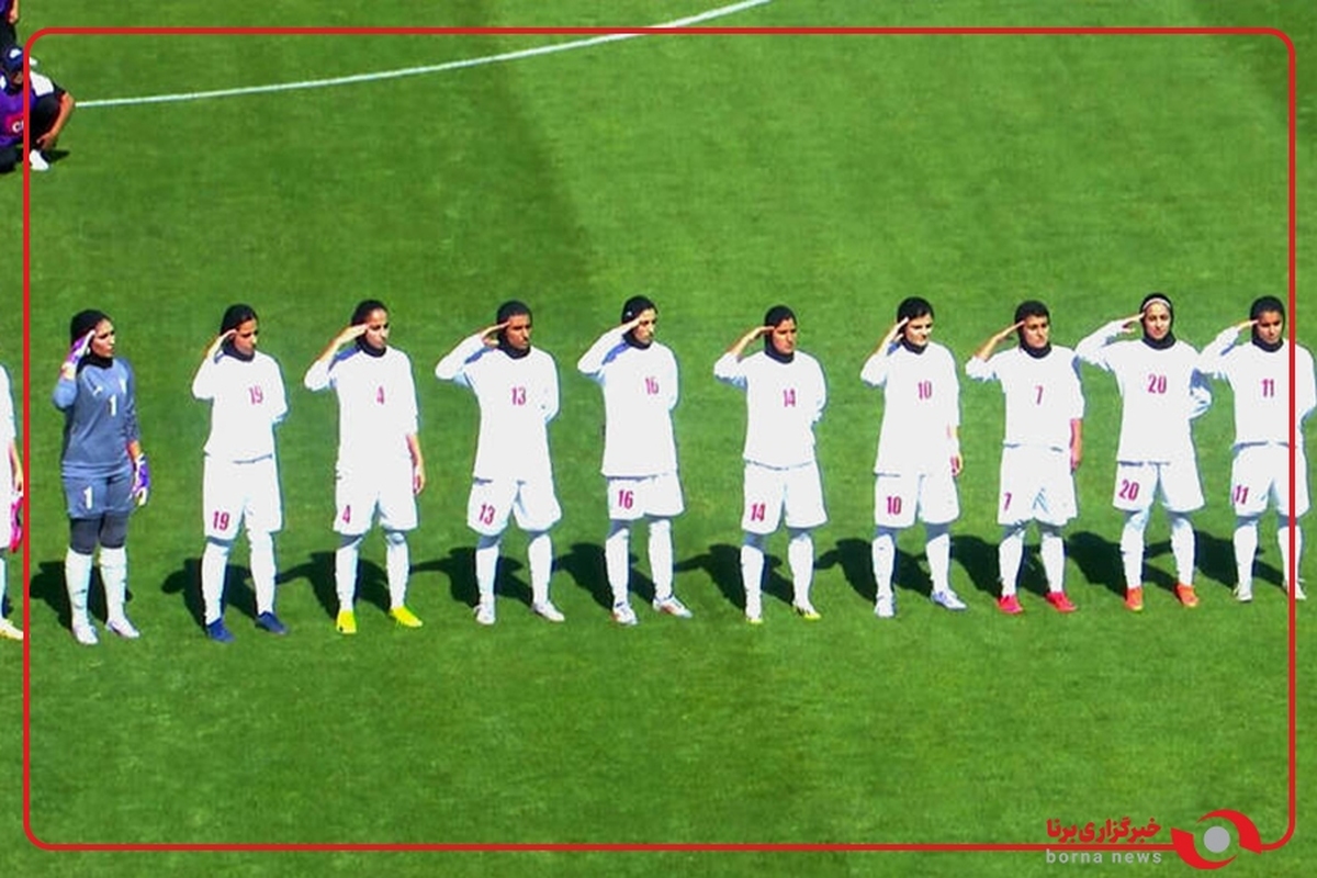 سلام نظامی بانوان فوتبالیست ایران قبل از شروع دیدار مقابل اردن در مقدماتی جام ملت‌های آسیا
