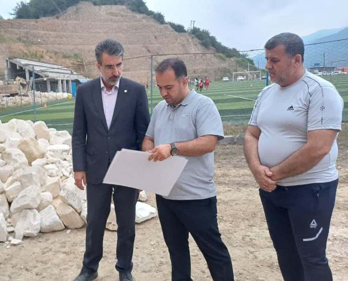 بازدید مدیرکل ورزش و جوانان از روند تکمیل پروژه زمین فوتبال شهدای زیرآب