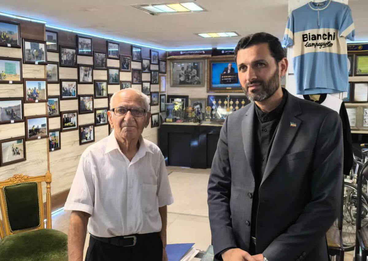 دیدار مدیرکل ورزش و جوانان اصفهان با پیشکسوت ۸۵ ساله دوچرخه‌سواری در موزه افتخارات