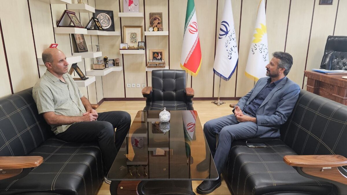 نشست  سرمربی تیم ملی فوتبال ساحلی ایران با  پسندیده