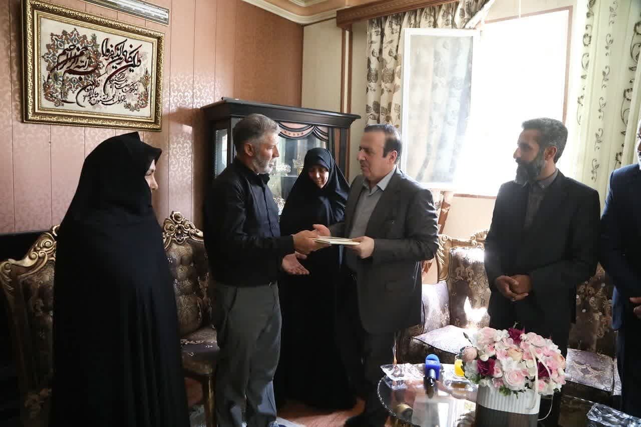 استاندار قزوین با خانواده شهید امیرحسین باجلان دیدار و گفتگو کرد استاندار قزوین با خانواده شهید امیرحسین باجلان دیدار و گفتگو کرد