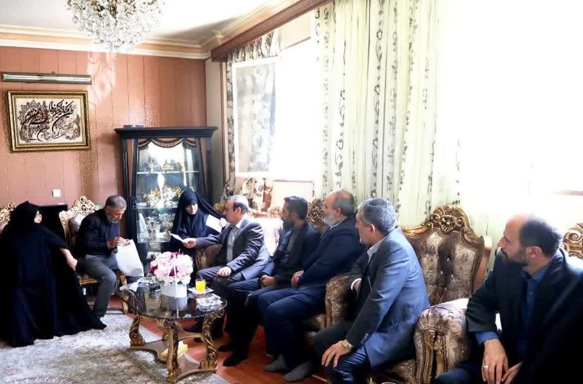 استاندار قزوین با خانواده شهید امیرحسین باجلان دیدار و گفتگو کرد استاندار قزوین با خانواده شهید امیرحسین باجلان دیدار و گفتگو کرد