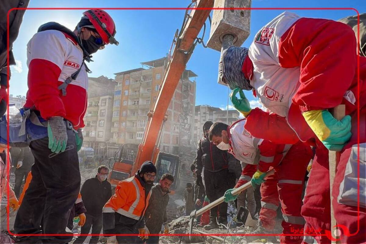 روايت شنيده نشده امدادگر هلال احمر از نجات ٣ نفر در زير آوار ناشى از حملات رژيم صهيونى به منازل مسكونى