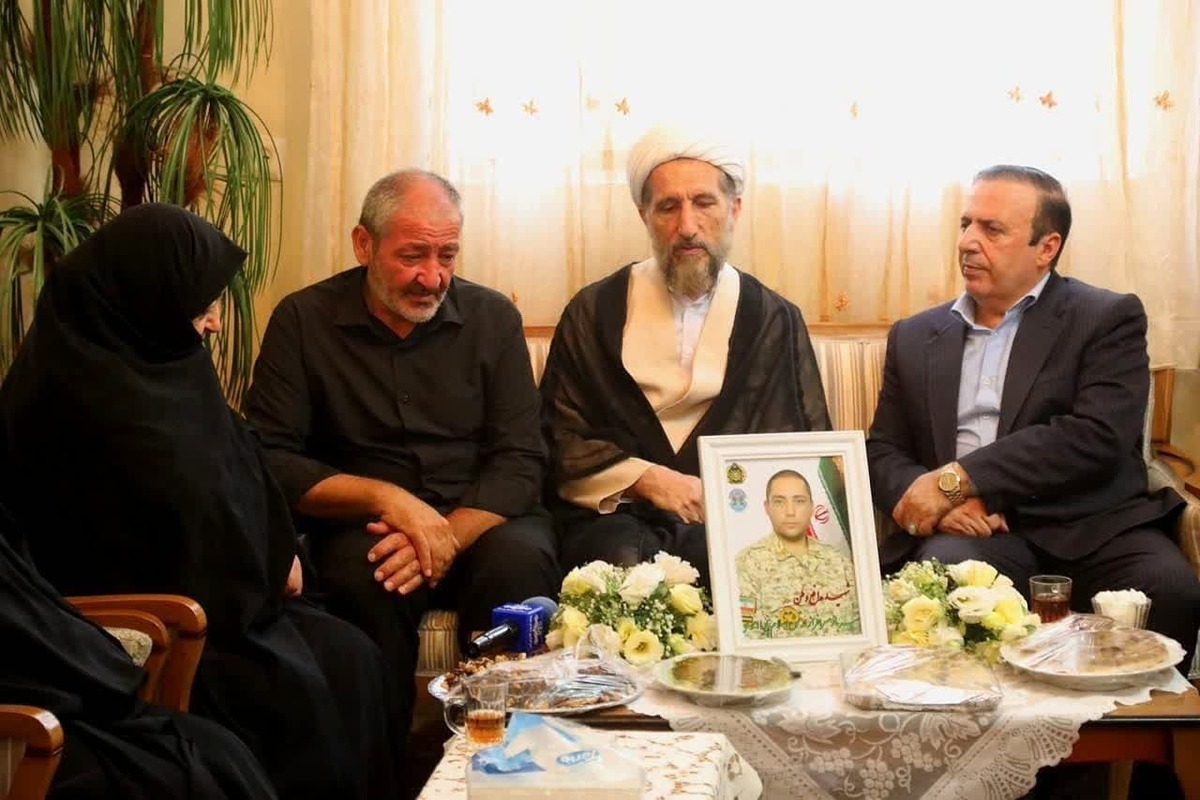دیدار استاندار قزوین و نماینده ولی فقیه در استان با خانواده شهید پویا آموسی
