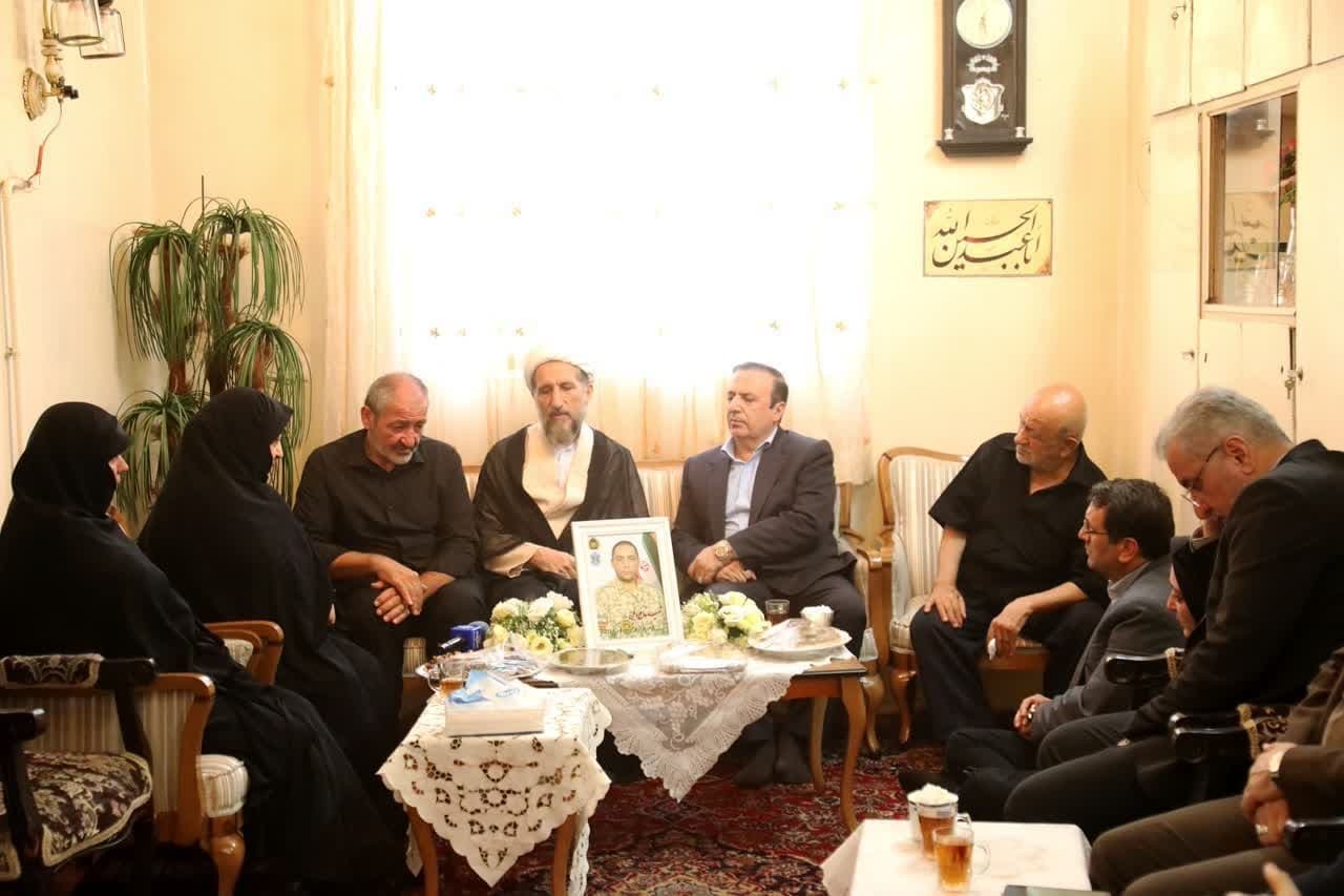 دیدار استاندار قزوین و نماینده ولی فقیه در استان با خانواده شهید پویا آموسی