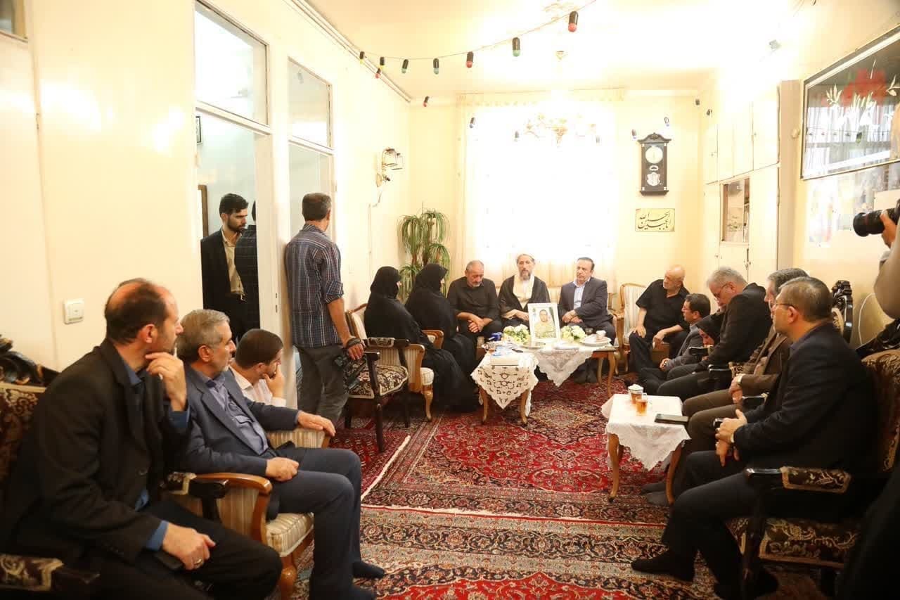 دیدار استاندار قزوین و نماینده ولی فقیه در استان با خانواده شهید پویا آموسی