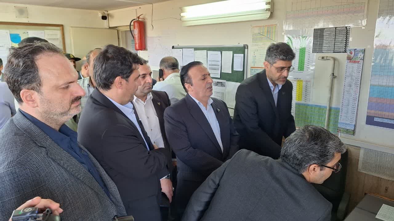 استاندار قزوین از ایستگاه راه آهن قزوین بازدید کرد استاندار قزوین از ایستگاه راه آهن قزوین بازدید کرد