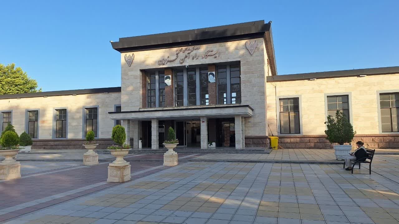 استاندار قزوین از ایستگاه راه آهن قزوین بازدید کرد استاندار قزوین از ایستگاه راه آهن قزوین بازدید کرد