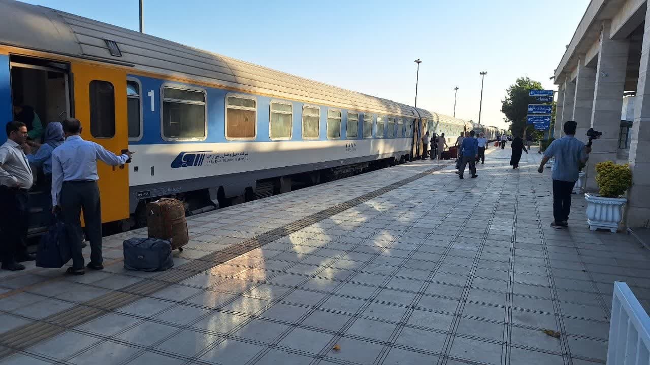 استاندار قزوین از ایستگاه راه آهن قزوین بازدید کرد استاندار قزوین از ایستگاه راه آهن قزوین بازدید کرد