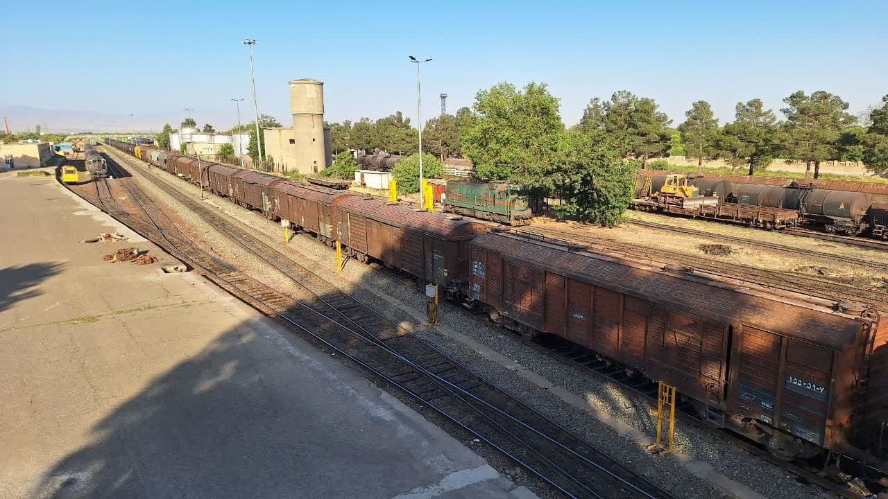 استاندار قزوین از ایستگاه راه آهن قزوین بازدید کرد استاندار قزوین از ایستگاه راه آهن قزوین بازدید کرد