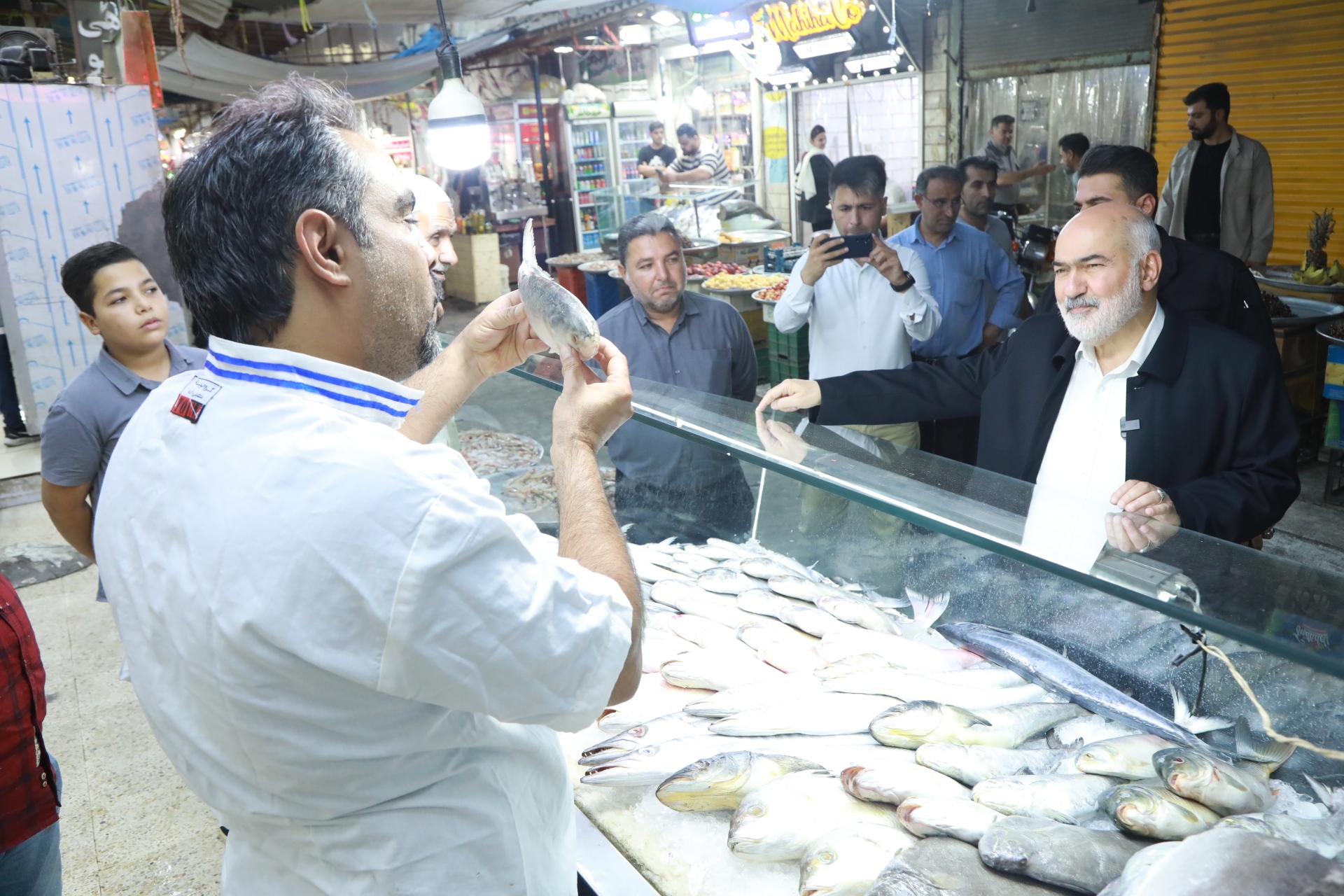 استاندار خوزستان در حین بازدید میدانی از بازار اهواز: هر جا مردم و اصناف همراه شدند مشکل ها حل شد + عکس