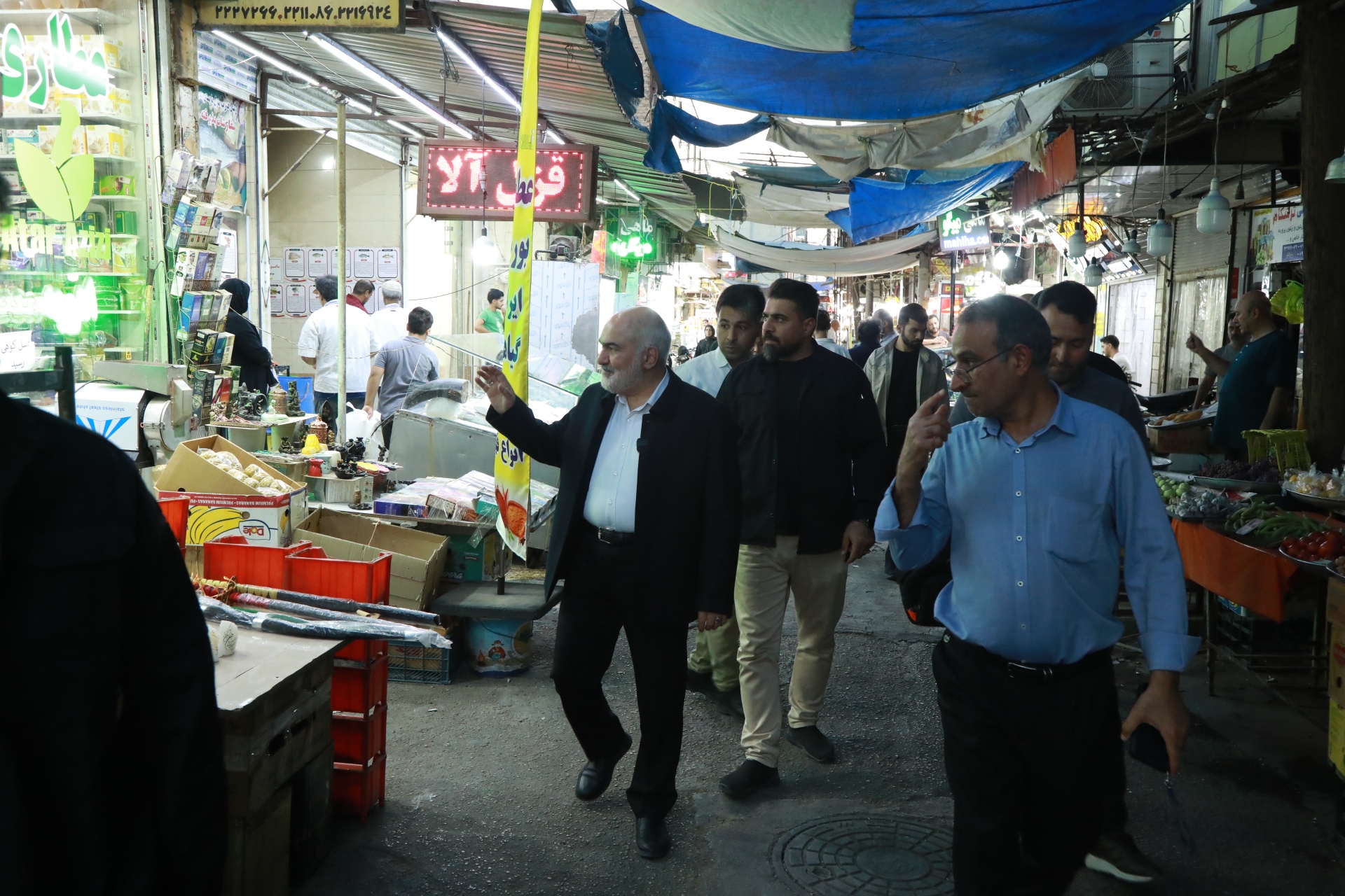 استاندار خوزستان در حین بازدید میدانی از بازار اهواز: هر جا مردم و اصناف همراه شدند مشکل ها حل شد + عکس