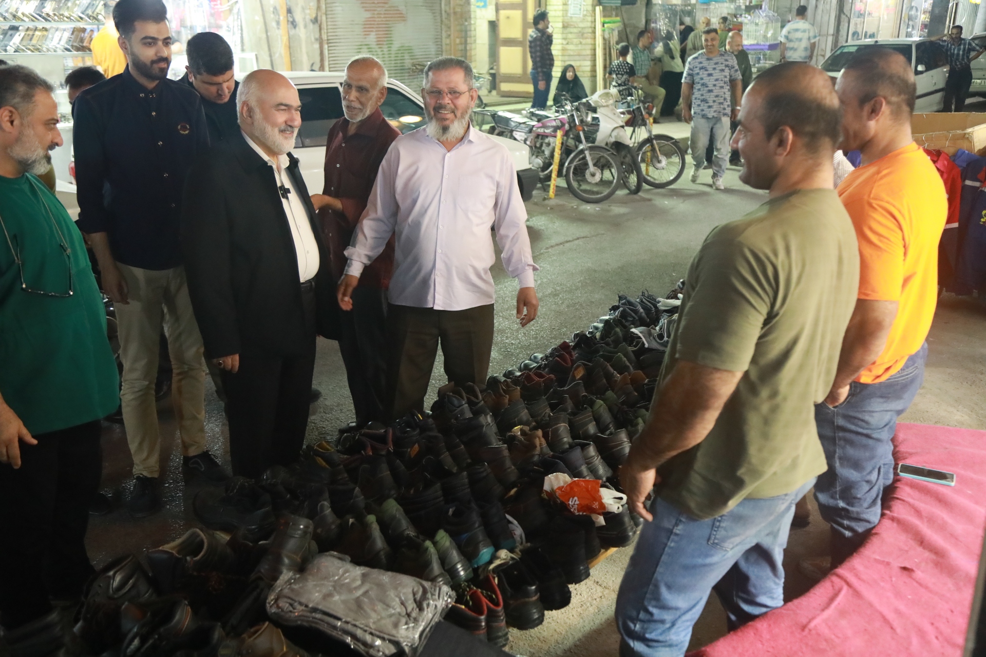 استاندار خوزستان در حین بازدید میدانی از بازار اهواز: هر جا مردم و اصناف همراه شدند مشکل ها حل شد + عکس