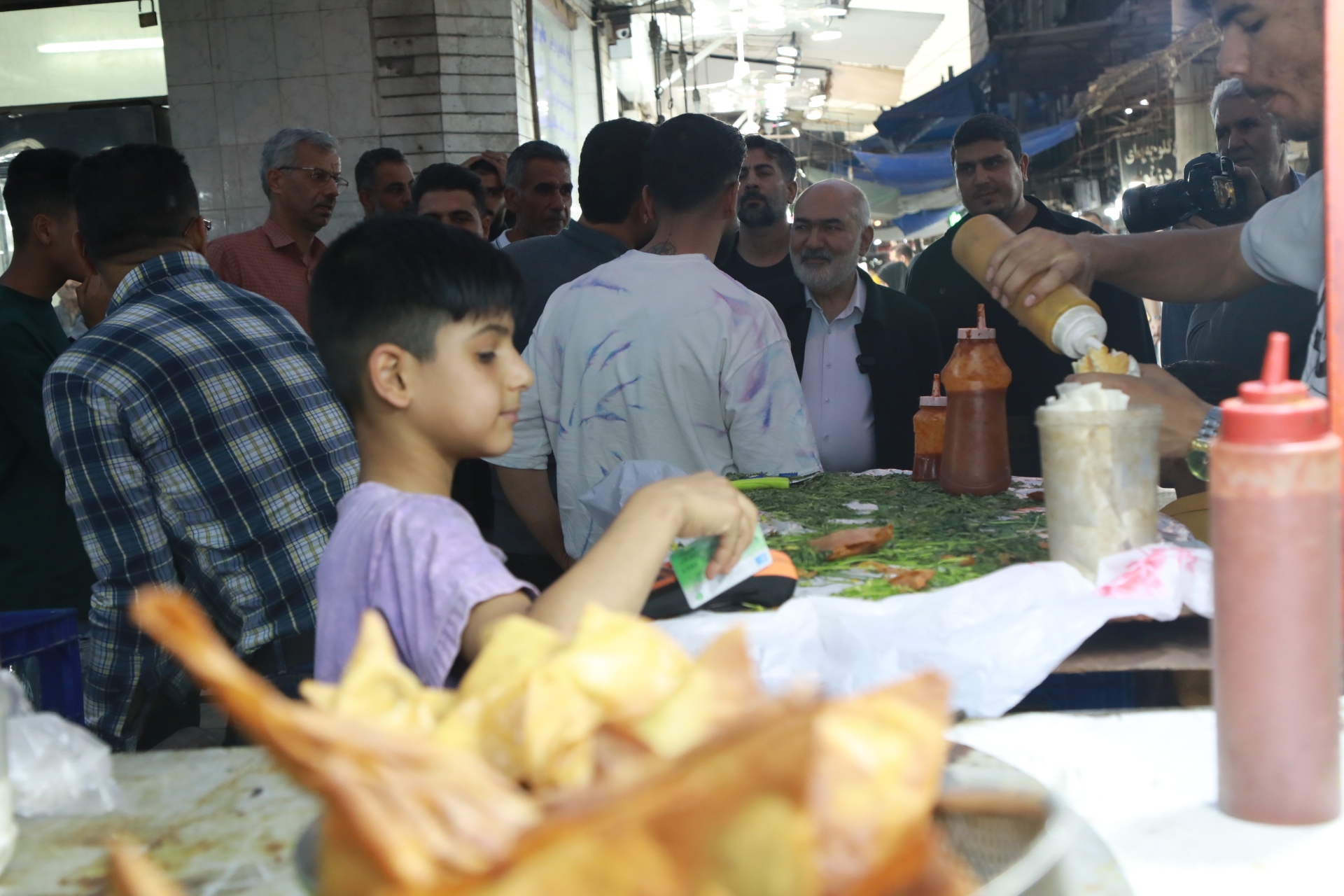 استاندار خوزستان در حین بازدید میدانی از بازار اهواز: هر جا مردم و اصناف همراه شدند مشکل ها حل شد + عکس