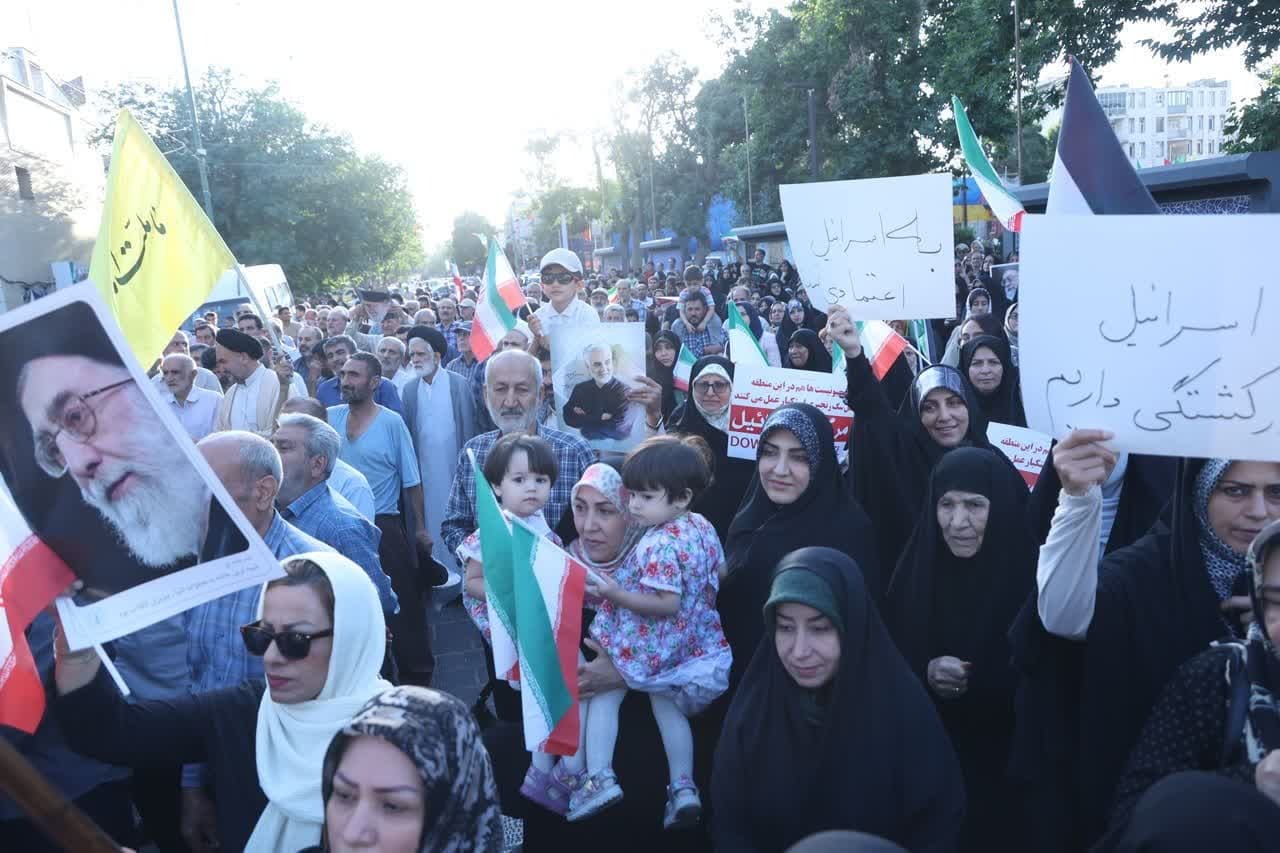 مردم قزوین در حمایت از نیروهای مسلح تجمع کردند