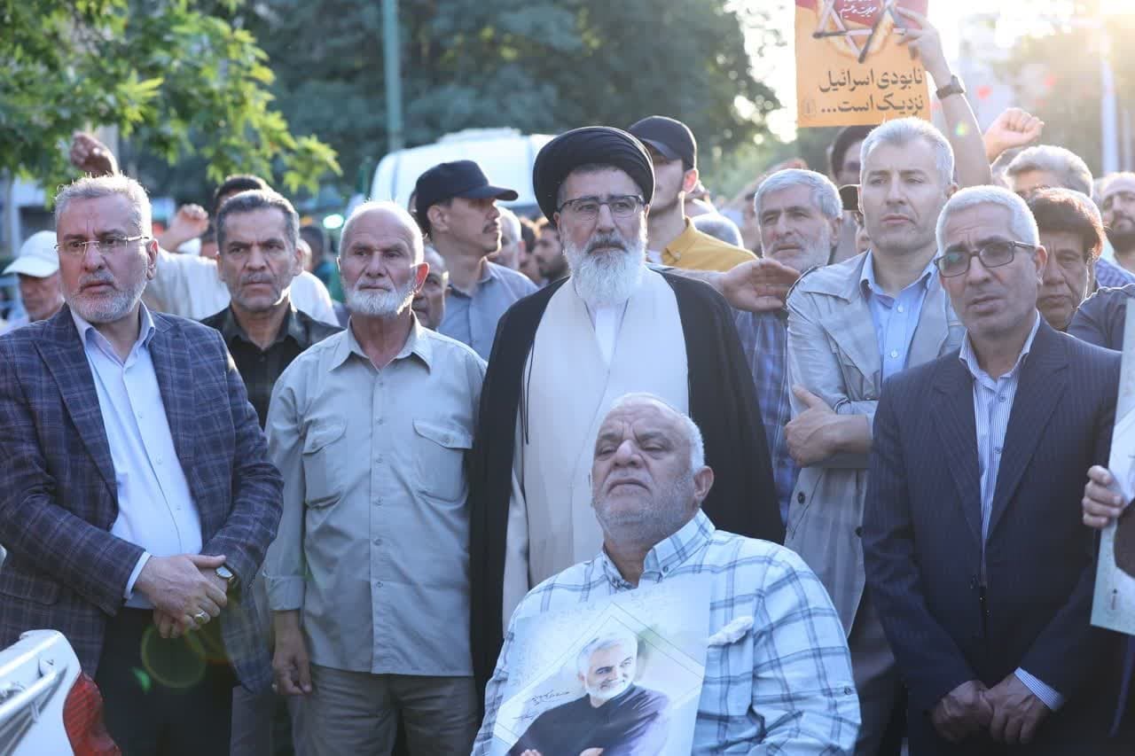 مردم قزوین در حمایت از نیروهای مسلح تجمع کردند