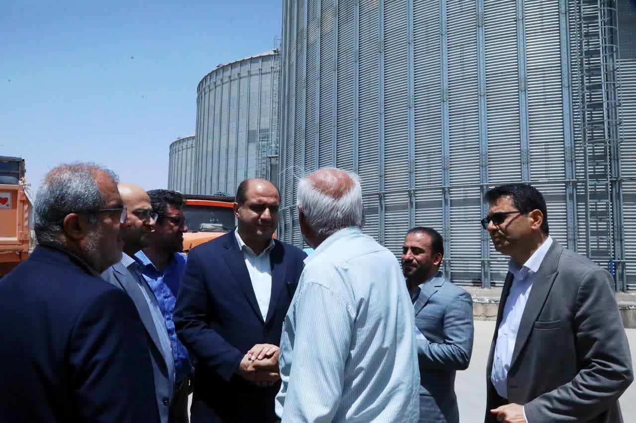 بازدید سرپرست معاونت اقتصادی استانداری از مرکز خرید گندم و فروشگاه جهاد کشاورزی