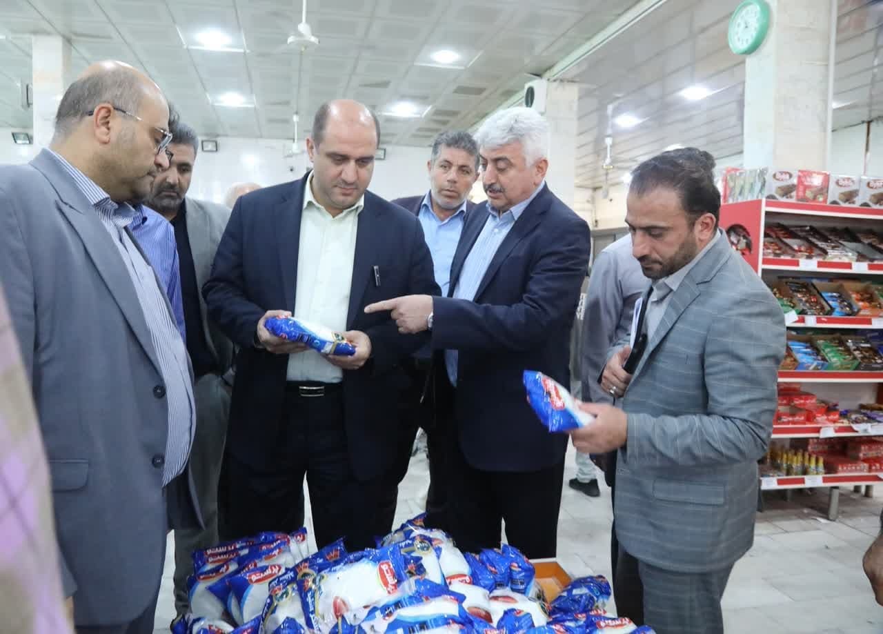 بازدید سرپرست معاونت اقتصادی استانداری از مرکز خرید گندم و فروشگاه جهاد کشاورزی