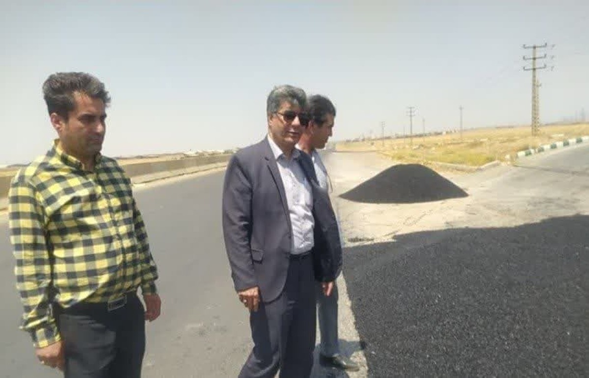 بازدید میدانی شهردار آبیک از پروژه‌های آسفالت‌ریزی و ولکه‌گیری